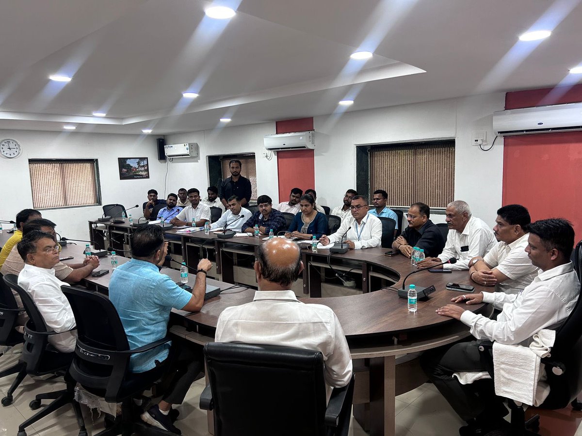 bharatpatelmla's tweet image. નેશનલ હાઈવે 48,848 અને 56 તેમજ સ્ટેટ હાઈવે અને પંચાયતી રોડ સંદર્ભે પ્રજાજનો તરફથી મળેલ પ્રશ્નો પર વલસાડ સર્કિટ હાઉસ ખાતે વલસાડ-ડાંગ લોકસભા બેઠકના સાંસદ શ્રી @dhaval241086 ની અધ્યક્ષતામાં આયોજિત બેઠકમાં સરકારી અધિકારીશ્રીઓ-પ્રોજેક્ટ ડાયરેક્ટ, તંત્રના અધિકારીશ્રીઓ સાથે ચર્ચા કરી.