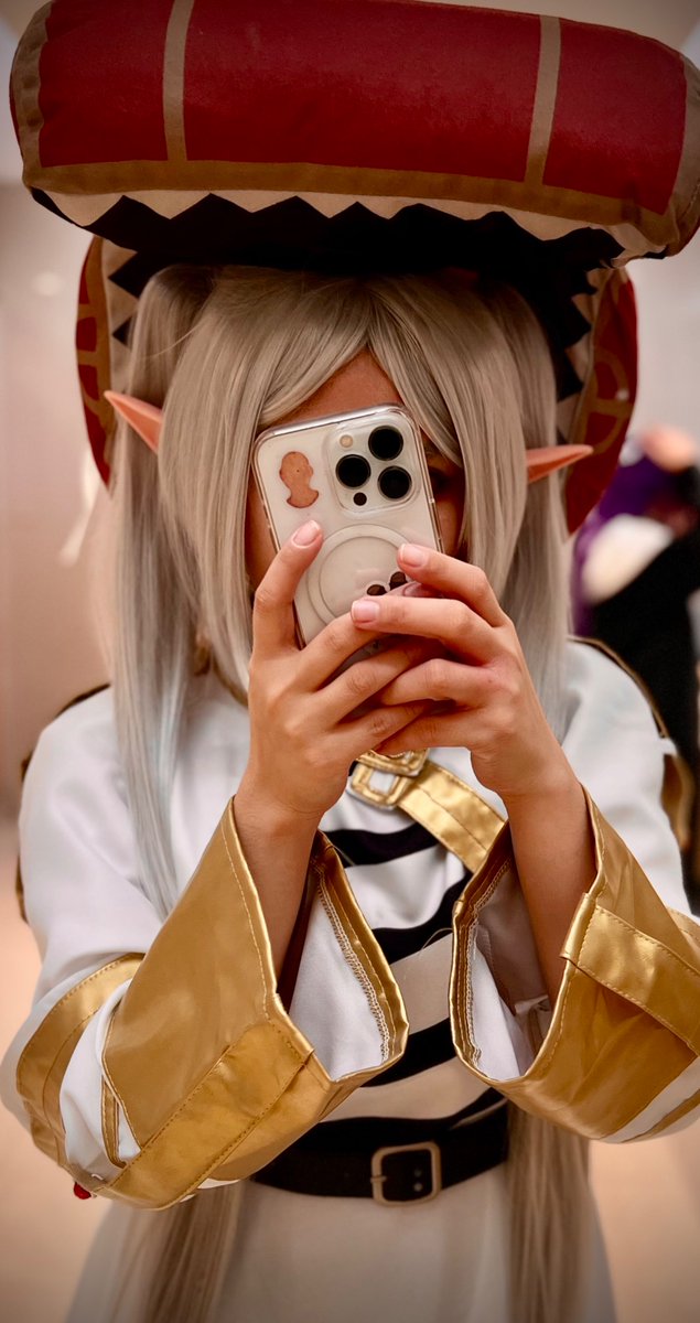 dodonqi's tweet photo. ACX ootd was Frieren being eaten by a mimic. ✨

+ Fern behind me fixing her hair https://t.co/zLRSqq38m7