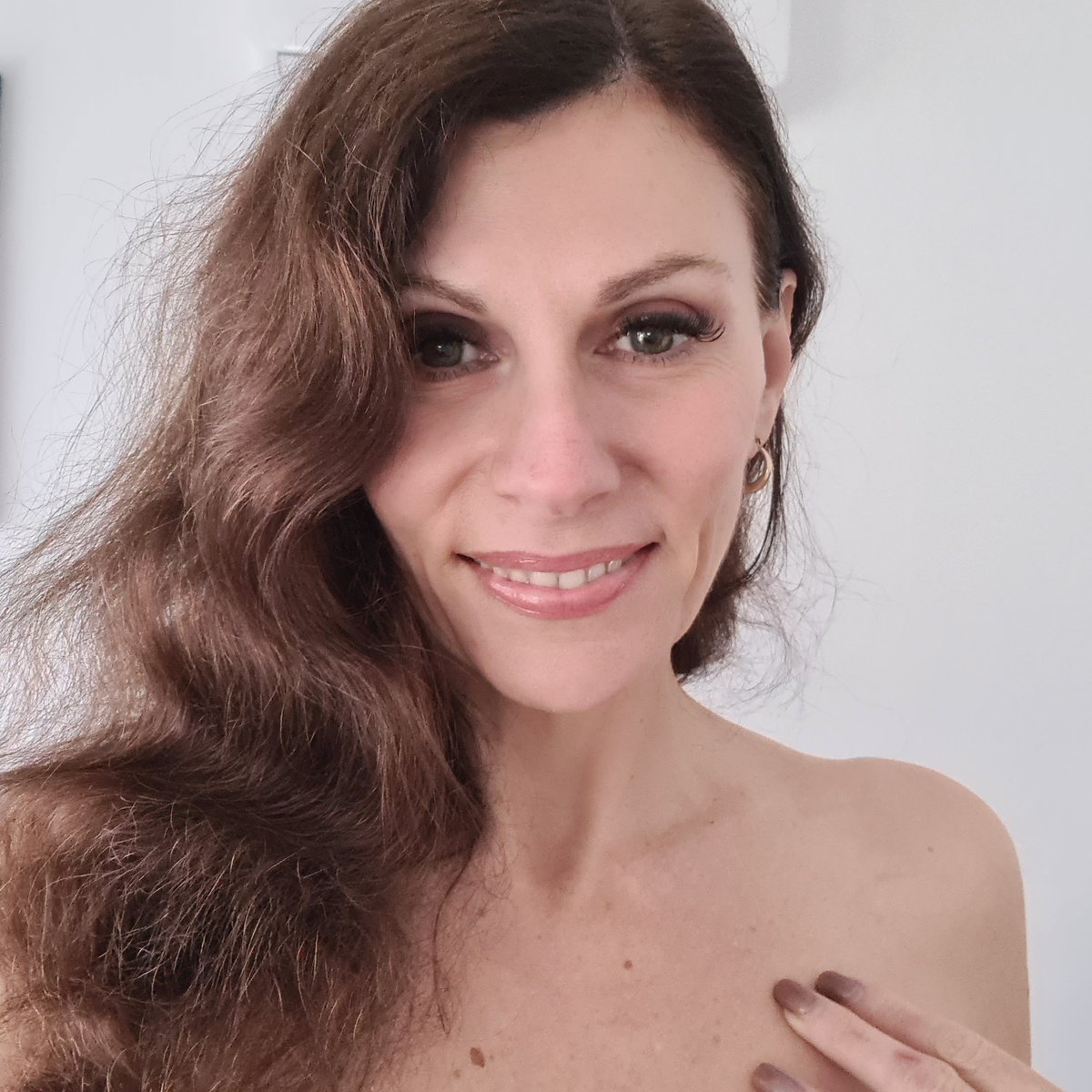 YesladyMay's tweet photo. Do you want to kiss my neck? https://t.co/deqNNQoTjp