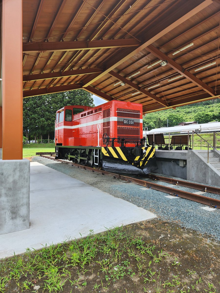 UmashikaRailway's tweet photo. 2024年7月20日
青森県五戸町ごのへ郷土館に保存されている。旧南部鉄道のDC 351ディ-ゼル機関車
#南部鉄道 #ごのへ郷土館 #DC351
屋根やホ-ムもあり、塗装も綺麗にされていて保存状態がとても良いです。 https://t.co/bsgw1nb0qz