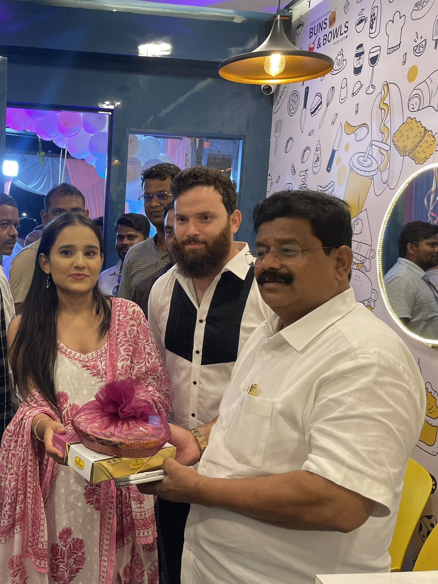 wasimkhan9423's tweet photo. #New_place in Tawn @buns.and.bowls beside Indian oil petrol pump, Abhayankar nagar road Nagpur
#Openig Ceremony #Ribbon_Cutting With the hand of MLA @VikasThakreINC ji thanks Pratiksha Nikalje For inviting me as a chief Guest & Heartily Congratulations💐 to you & All the best👍 https://t.co/jDMinzkunQ