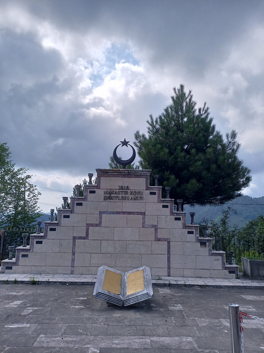 Güçlü durmazsak, geçmişi unutursak zulüm tekrarlanır. Ermeni çetelerinin zulmü bu coğrafyanın her yerinde var. Memleketimdeki şu şehitlik anıtı da bunun şahidi.
#ermenizulmü
#çaybaşı
#ordu