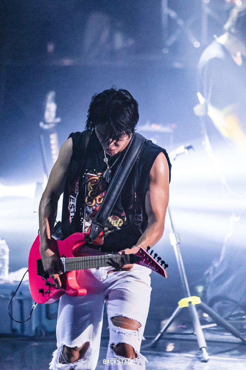 Lok_Boice's tweet photo. 20240720 Sound Berry #CNBLUE 

🎸=👨🏻‍🚀

#정용화 #JUNGYONGHWA
#기타치는정용화 https://t.co/1X86zv4Q1X