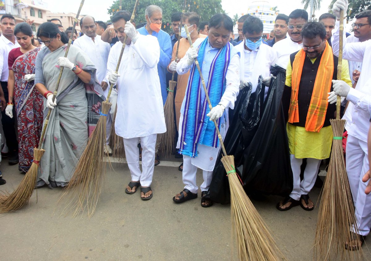 puriulb's tweet photo. Swachhata Abhiyan Campaign organised at grand road in presence of Hon'ble CM @MohanMOdisha ,Deputy CM @PravatiPOdisha and Puri MP @sambitswaraj on dt.06/07/24 at BADA DANDA,PURI
 #SafaiApnaoBimariBhagao  #SwachhBharatMission #Swachhsurvekshan2024
#GarbageFreeCities https://t.co/UIiZSGrg3z