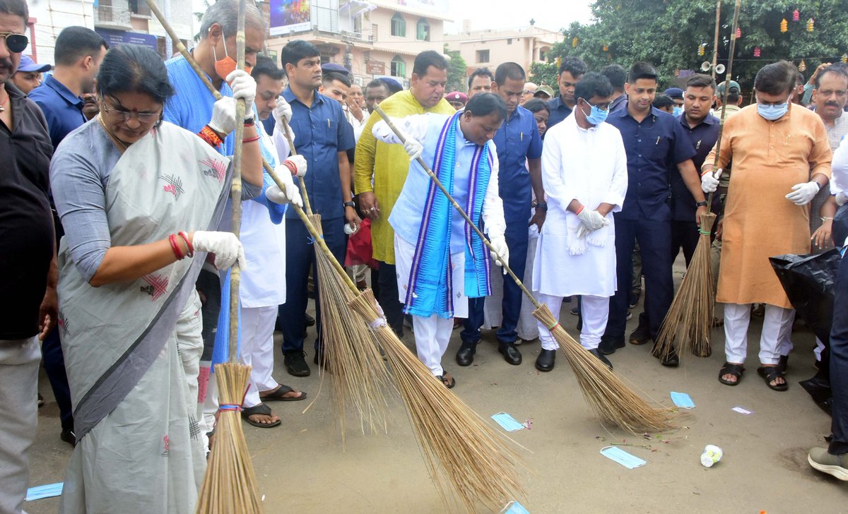 puriulb's tweet photo. Swachhata Abhiyan Campaign organised at grand road in presence of Hon'ble CM @MohanMOdisha ,Deputy CM @PravatiPOdisha and Puri MP @sambitswaraj on dt.06/07/24 at BADA DANDA,PURI
 #SafaiApnaoBimariBhagao  #SwachhBharatMission #Swachhsurvekshan2024
#GarbageFreeCities https://t.co/UIiZSGrg3z