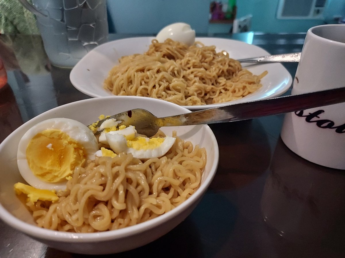 SushimonPh's tweet photo. Happy Rest day 🤒🤧😳
#comfortfood #pancitcanton x #boiledegg https://t.co/8IPOi2oDb4