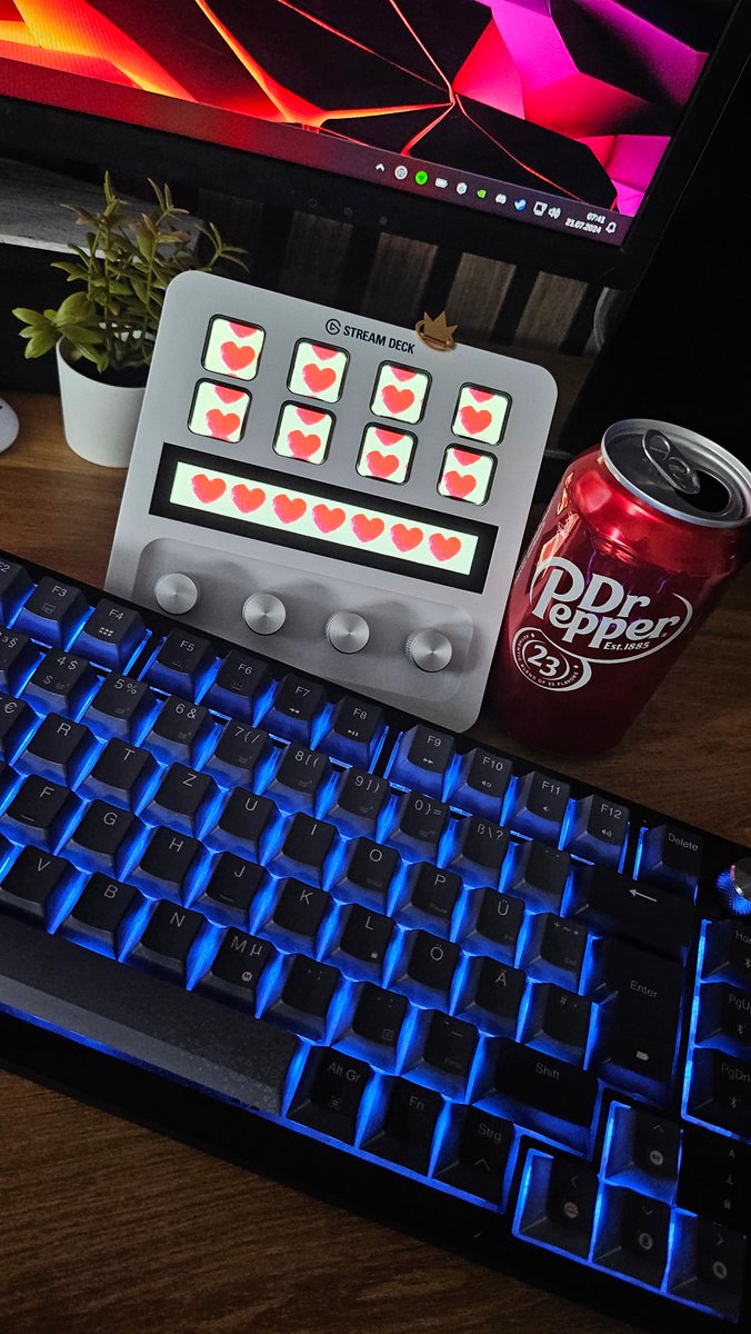 Benny_The_Nerd's tweet photo. Hey, meine #Nerds.

Hier auf den Bild sind 4 Firmen die ich über alles #Liebe.
#Caseking, #Elgato, #Drpepper &amp; #Corsair.

LG euer Benny. https://t.co/9d7j1lPTNi