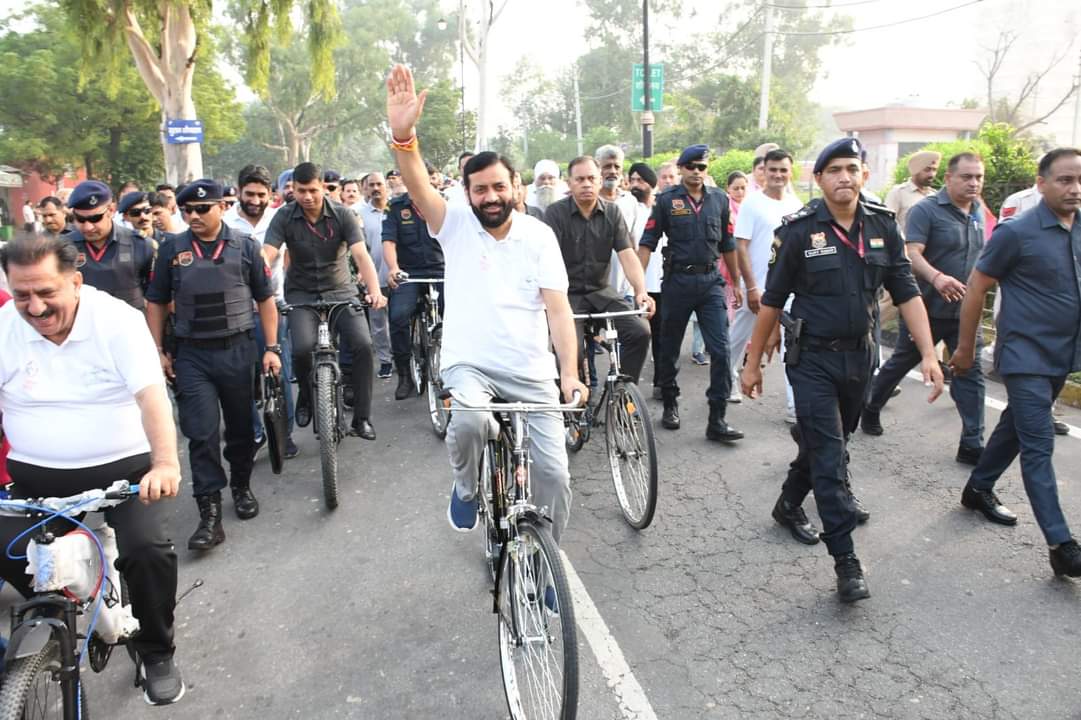 CM Naib Saini: कुरुक्षेत्र में देशभक्ति गीतों पर लहराया तिरंगा, CM नायब सैनी बॉक्सिंग और शतरंज में हाथ आजमाते दिखे