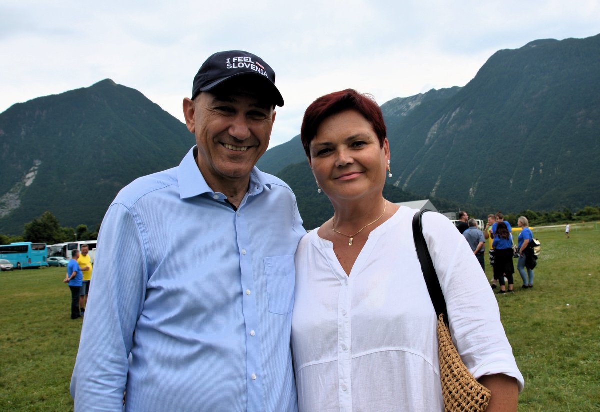 Slovenec1994047's tweet photo. 🇸🇮 🇸🇮 🇸🇮
Ponosna @ErikaPlaninsec , ta fotografija z gospodom @JJansaSDS je pa za tvoje "oboževalce", tiste, ki te imajo malo bolj in malo manj radi. Pozdrav na Koroško.
#LetniTabor #Bovec2024 https://t.co/NSpPFjVKvo