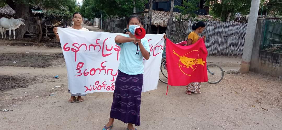 naingnaingaung's tweet photo. Today in the Sagaing Region, the "This Revolution Is No Turning Back" protest column held a resolute demonstration against the military dictatorship, proudly displaying the All Burma Federation of Student Unions flag.
#SagaingProtest
#2024Jul21Coup
#WhatsHappeningInMyanmar https://t.co/cRbPUOMwC5