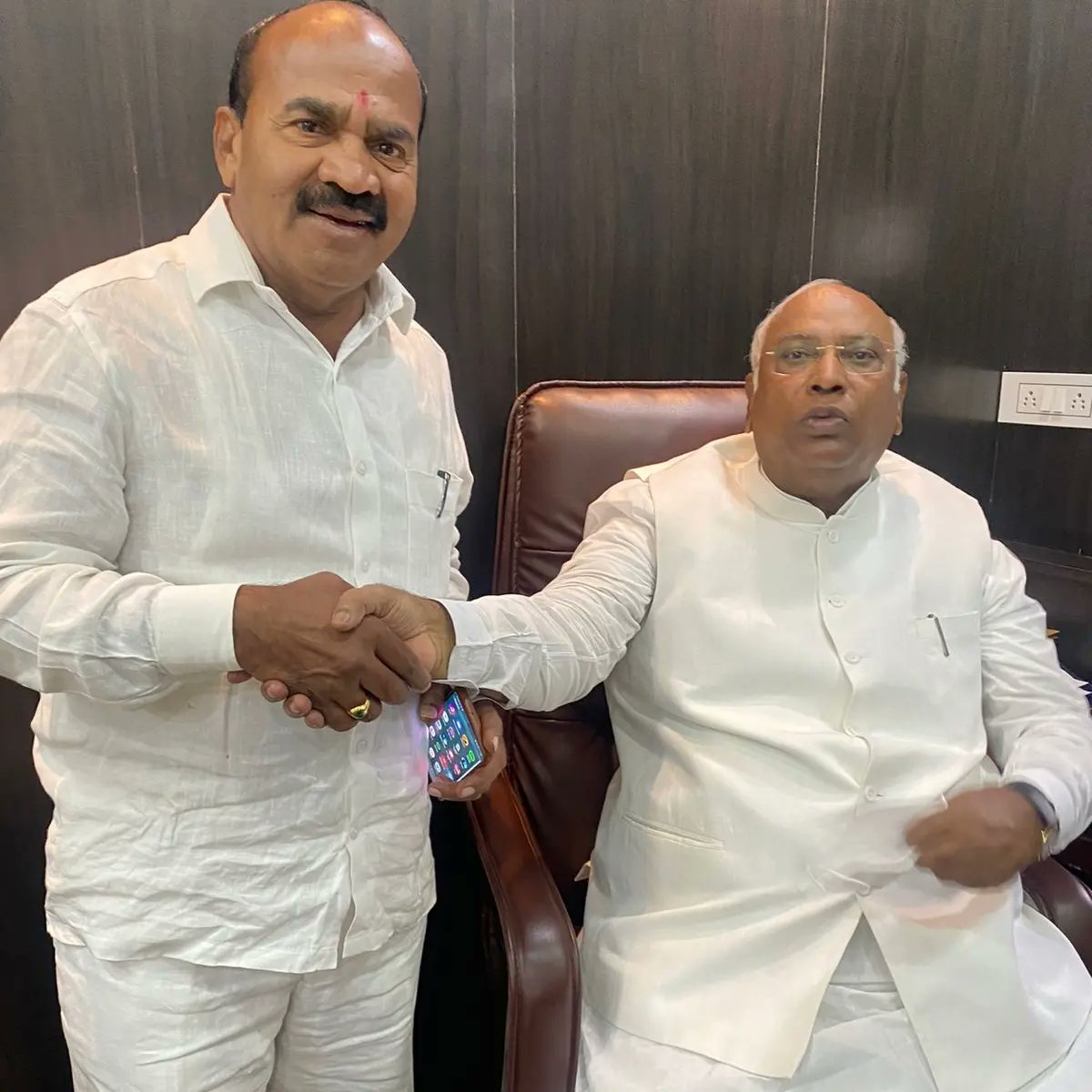 ಭಾರತೀಯ ರಾಷ್ಟ್ರೀಯ ಕಾಂಗ್ರೆಸ್ ಪಕ್ಷದ ಅಧ್ಯಕ್ಷರು, ರಾಜ್ಯ ಸಭೆಯ ವಿಪಕ್ಷ ನಾಯಕರಾದ ಡಾ. ಮಲ್ಲಿಕಾರ್ಜುನ ಖರ್ಗೆ ಅವರಿಗೆ ಜನ್ಮದಿನದ ಹಾರ್ದಿಕ ಶುಭಾಶಯಗಳು.  ದೇವರು ಅವರಿಗೆ ಉತ್ತಮ ಆರೋಗ್ಯ, ಸುಖ - ಶಾಂತಿ ನೀಡಲಿ ಎಂದು ಪ್ರಾರ್ಥಿಸುತ್ತೇನೆ.
<a href="/kharge/">Mallikarjun Kharge</a>