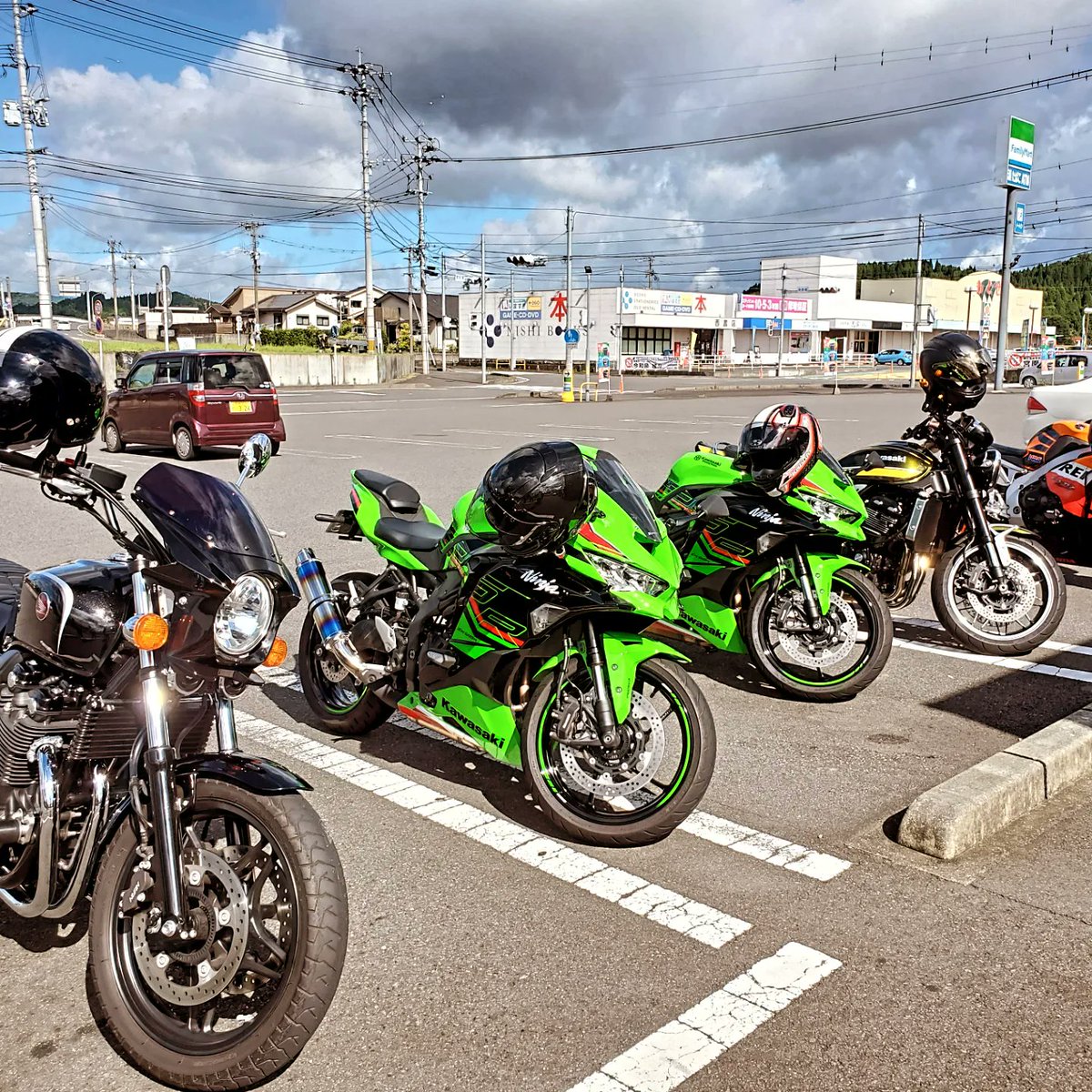 NaoTheMods's tweet photo. お疲れさまです❗

霧島へマスツー🏍️

ライダーズカフェ55マイルでビザを食べて🍕

暑いので早めの帰宅でした☀️😵💦

ピザ旨かったです😋

#Z900RS
#zx25r
#1000RR
#CB1100
#道の駅霧島
#ライダーズカフェ55マイル 
#ピザ
#暑い
#お疲れさまです！ https://t.co/Ugh4KKpagi