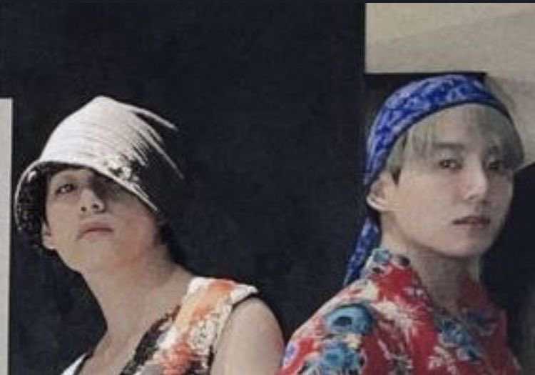 minikookv's tweet photo. these two pics are very special to me🥺 https://t.co/0Shjbgucc9