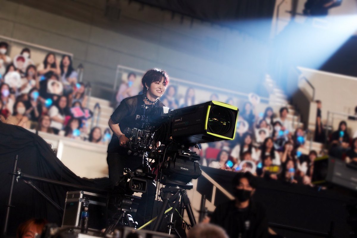 [📸]

𝟮𝟬𝟮𝟰 𝗧𝗥𝗘𝗔𝗦𝗨𝗥𝗘 𝗙𝗔𝗡 𝗠𝗘𝗘𝗧𝗜𝗡𝗚 ~𝗪𝗢𝗡𝗗𝗘𝗥𝗟𝗔𝗡𝗗~

神戸公演の様子を一部公開🌟

《トゥメも協力してね！メンバーを探せ！》

スタッフになりきるジフン！
次はどこに隠れるか、みんなも探してね👀🕵🏻

#TREASURE #WONDERLAND #YG #JIHOON #지훈 #ジフン