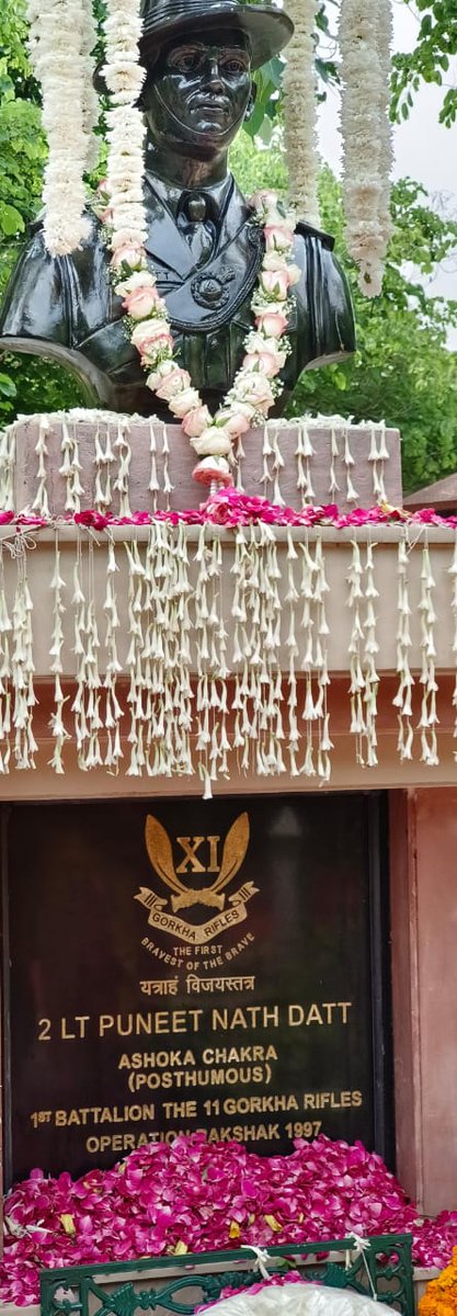 JagmohanGawri's tweet photo. @salute2soldier @HQ_IDS_India @PMOIndia @DefenceMinIndia @SpokespersonMoD @MinOfCultureGoI @tourismgoi @GallantryAward @EduMinOfIndia @MIB_India @adgpi है नमन उनको कि जो देह को अमरत्व देकर
इस जगत में शौर्य की जीवित कहानी हो गये हैं,
है नमन उनको कि जिनके सामने बौना हिमालय
जो धरा पर गिर पड़े पर आसमानी हो गये हैं
#2LtPuneetNathDatt
#AshokChakra(Posthumous)
#20July1997
#20July
#2LtPuneetNathDatt
#2LtPuneetNathDattPark
#DefenceColony https://t.co/GVobGS3u9z