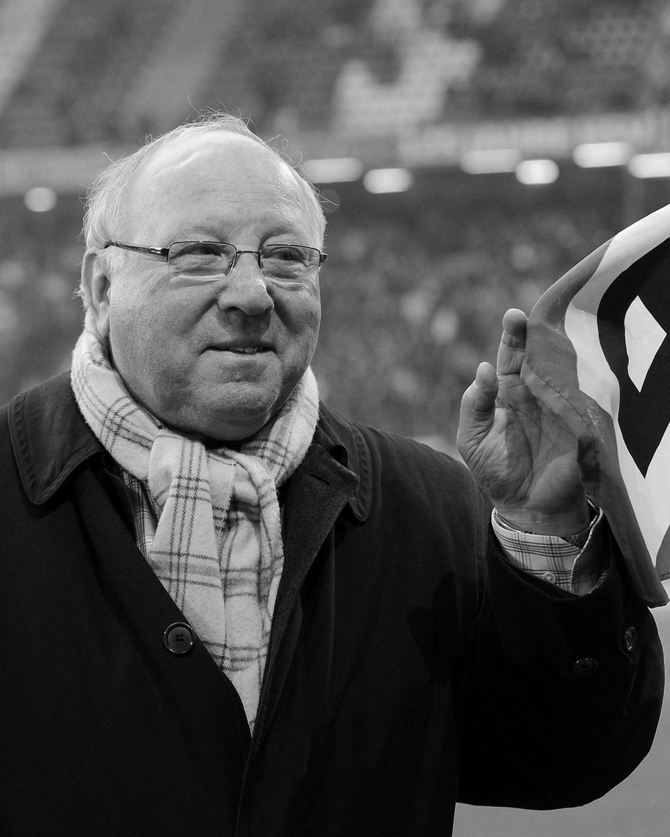 Uns Uwe. Unvergessen. Am zweiten Todestag - und auch in Zukunft. 🕊️💙

#nurderHSV #UnsUwe