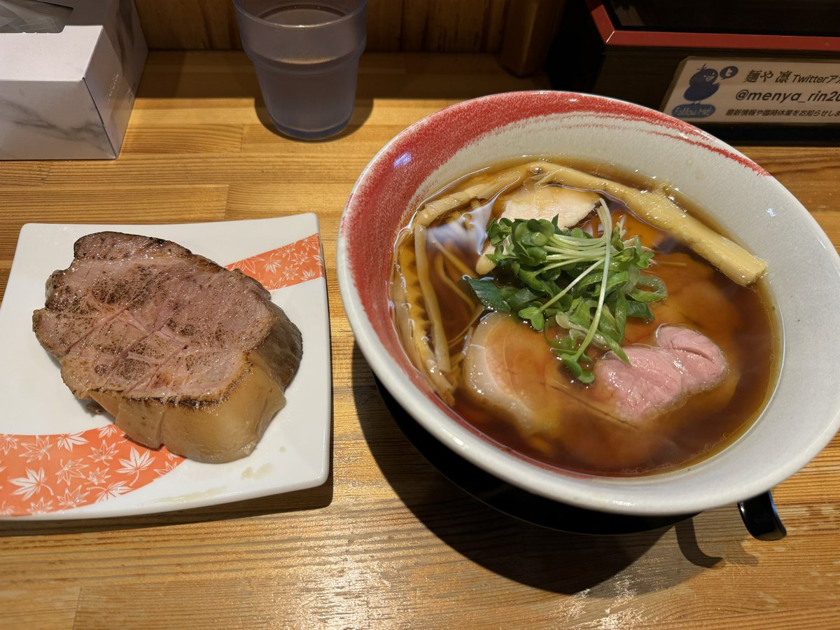 sliver_yuki's tweet photo. 中学時代の連れが経営してるラーメン屋に他の連れ達と一緒に久々に行ってきた。
やはり美味い。

麺や凛 https://t.co/2OQauaMqpQ