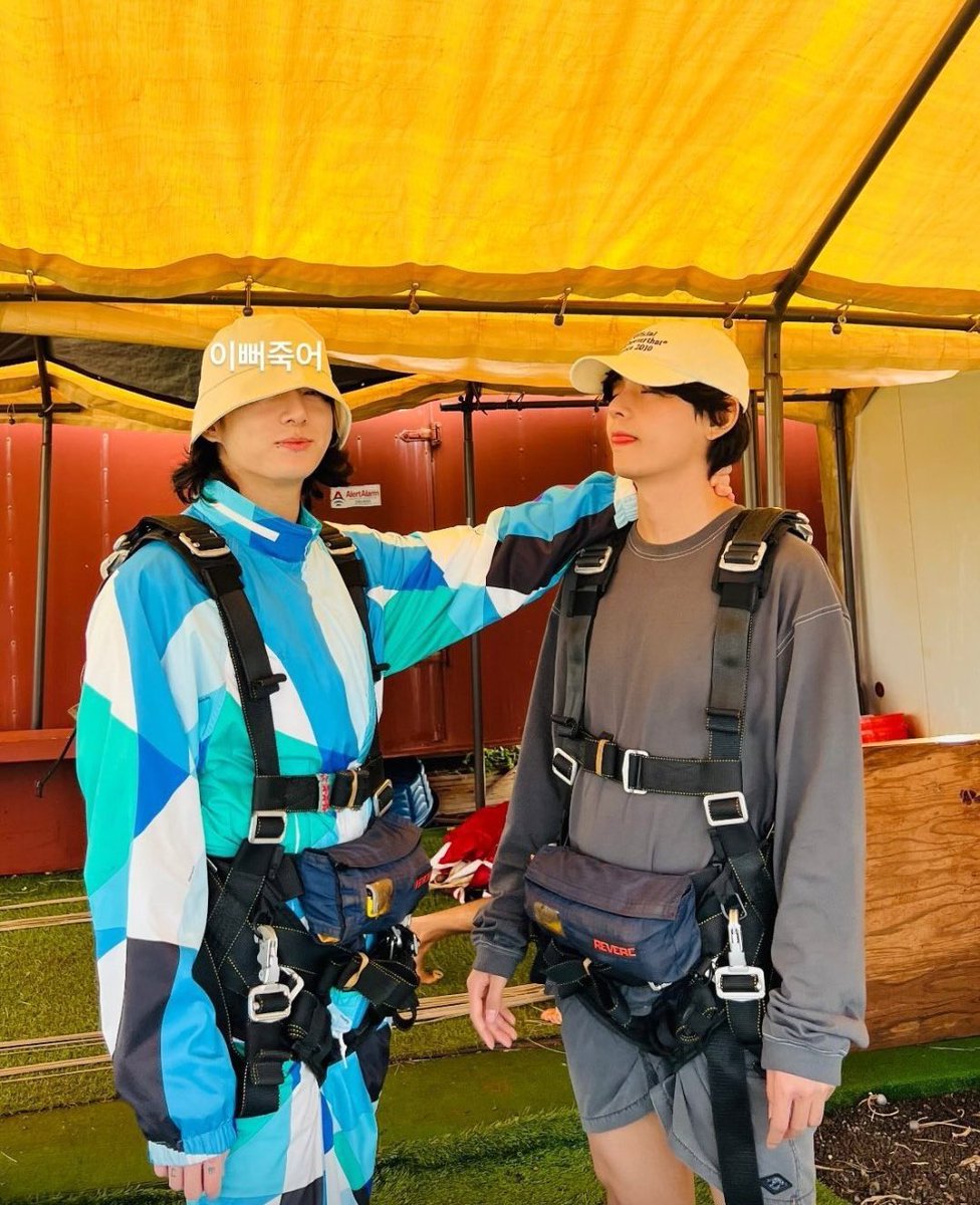 kendisi asla bebek degilmis gibi sanki 3 yasinda da onu bebekliyo nwndksnxkd