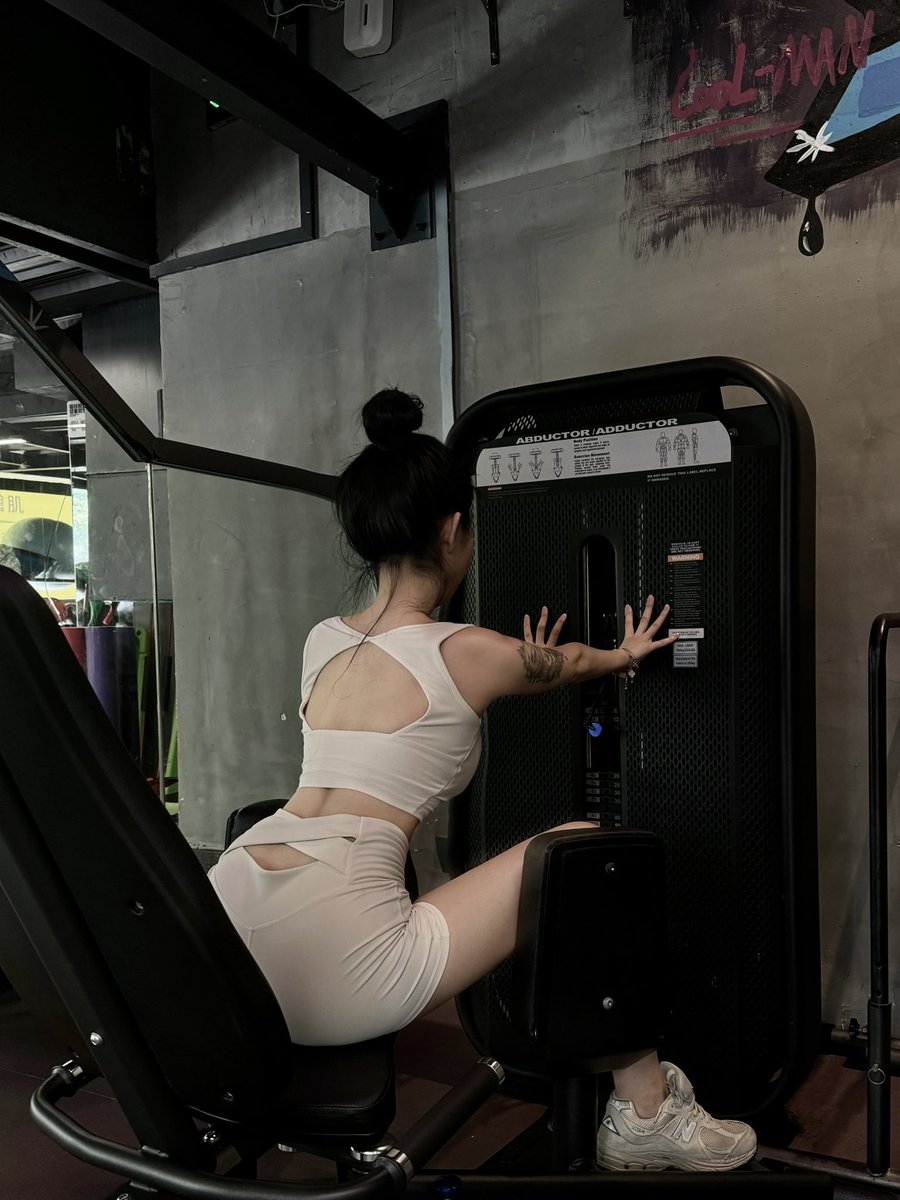刚刚去健身，还CX了我的私教一个币

教他怎么创建钱包买链上的币，主要上午看见推特有人发 锻炼空档我就买了点 他看见我买问我这是啥币

我说是 $MAGG Base链的
他问我怎么买，我说你发base_eth到合约地址立刻拿币。只能发0.001的倍数最多2E，教我私教了半天

今天还又充了5K私教课，私教说他先冲个300U试试。额度打满开盘。

兄弟们私教课还能不能安全的继续上就看开盘了。。

感觉最近Base链上还会出金狗吗？