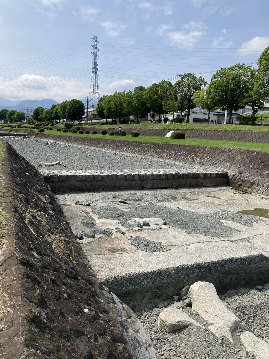 iitaihoudai2001's tweet photo. #秦野市記録会
1500ｍ2組
8／13着
4.59.82

38
77
2.39（81）
3.21
4.02（82）
4.59（57）

ラスト200ｍ35.6

気温33℃。近くの川が干上がるほどの暑さ（笑）。風もやや強く、ラスト200ｍまで80〜81秒の流れに対応するので精一杯。何とか5分を切れて一安心。
#METASPEEDLD
#Runmetrix #ASICS #CASIO https://t.co/KePQFWNfuV