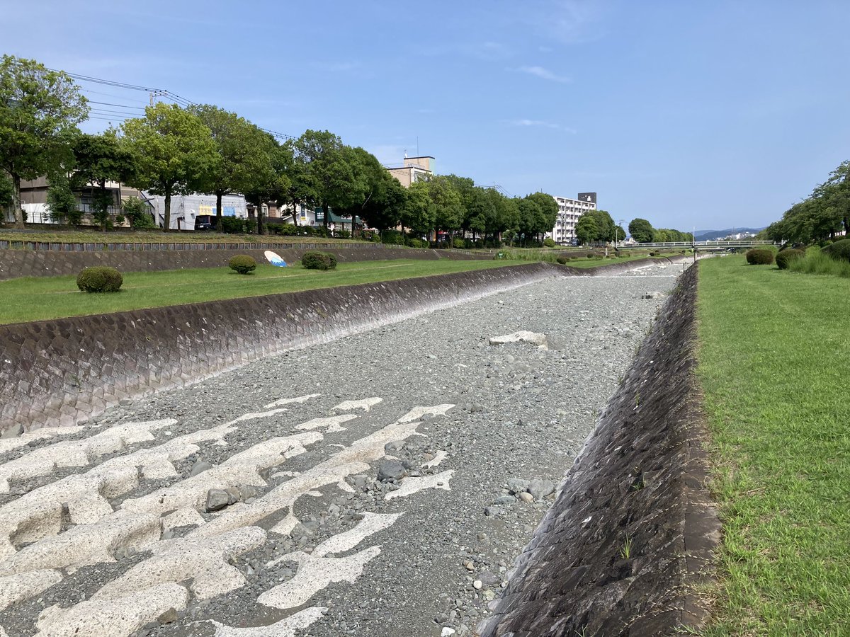 iitaihoudai2001's tweet photo. #秦野市記録会
1500ｍ2組
8／13着
4.59.82

38
77
2.39（81）
3.21
4.02（82）
4.59（57）

ラスト200ｍ35.6

気温33℃。近くの川が干上がるほどの暑さ（笑）。風もやや強く、ラスト200ｍまで80〜81秒の流れに対応するので精一杯。何とか5分を切れて一安心。
#METASPEEDLD
#Runmetrix #ASICS #CASIO https://t.co/KePQFWNfuV
