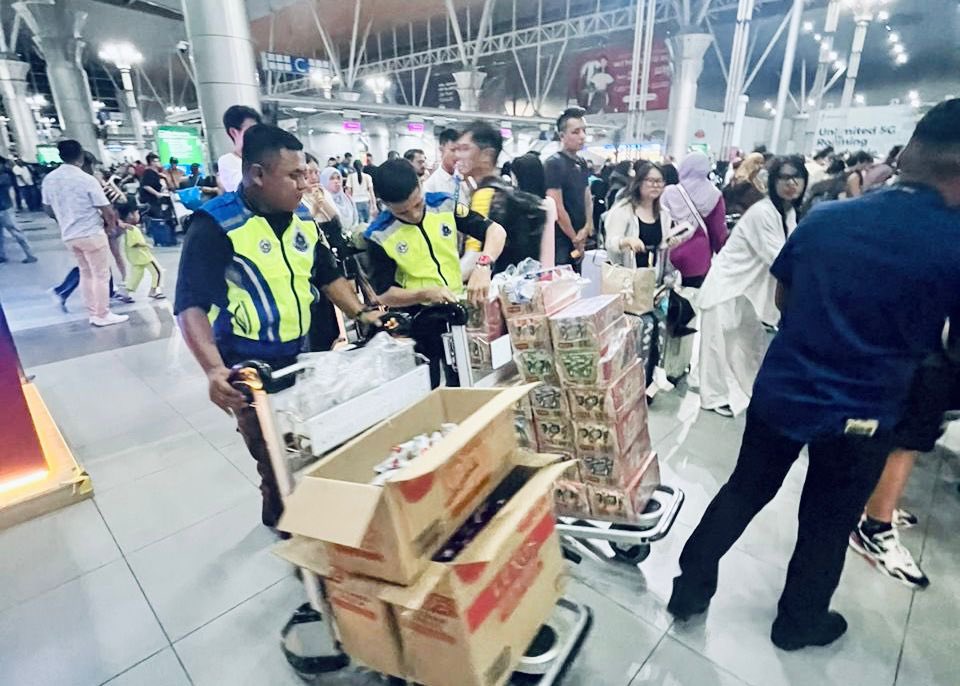 hittingDapex's tweet photo. @flying_capt @MY_Airports ado mat.. changi 1 airport.. kat malaysia ber airport airport.. sikit2 jenuh nk refill😂 https://t.co/OHf8e4osqW