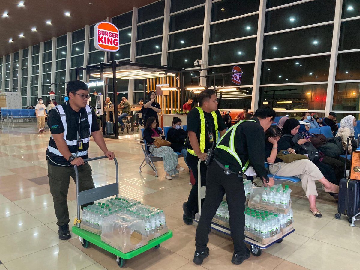 hittingDapex's tweet photo. @flying_capt @MY_Airports ado mat.. changi 1 airport.. kat malaysia ber airport airport.. sikit2 jenuh nk refill😂 https://t.co/OHf8e4osqW