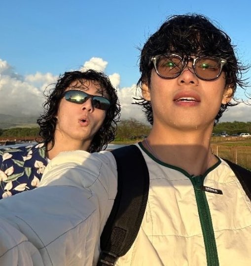 itsbtszone's tweet photo. so you’re telling me.. taehyung just texted jungkook saying he is in hawaii and he misses him &amp; wants to see him.. and my man really booked a flight in an instant and went to hawaii ?!!! thats so wholesome 😭😭😭 https://t.co/fDDVGSuDn0