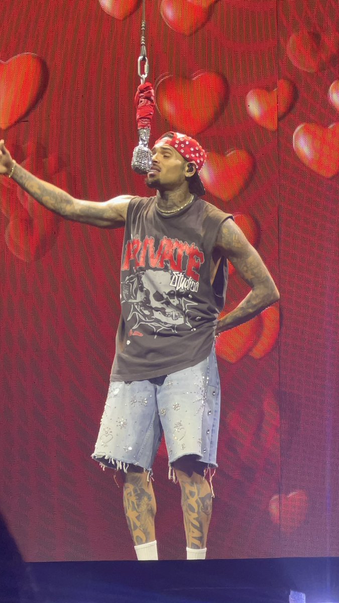 sambabi's tweet photo. Fine isnβt even the word to describe him annymoooorrre π€©π€©π€©π€©π€© @chrisbrown
#dickiesArena #fortWorthTx
#alwaysVIP #lovehim #chrisbrown #1111Tour https://t.co/YnQjEuwj6W