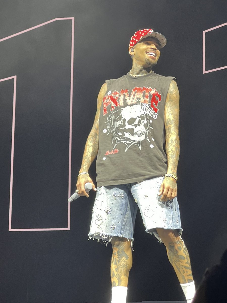 sambabi's tweet photo. Fine isnβt even the word to describe him annymoooorrre π€©π€©π€©π€©π€© @chrisbrown
#dickiesArena #fortWorthTx
#alwaysVIP #lovehim #chrisbrown #1111Tour https://t.co/YnQjEuwj6W