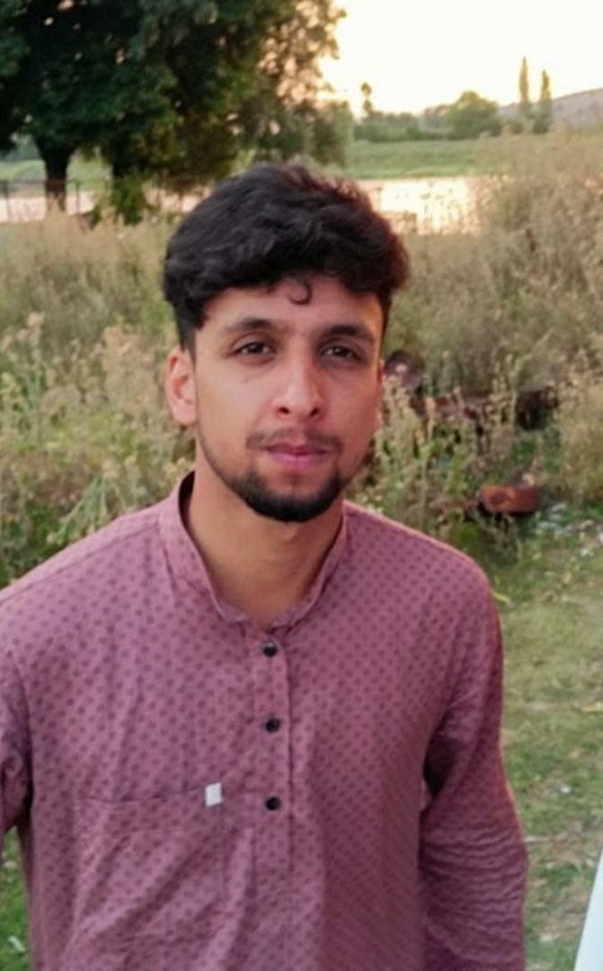 مائیکروسافٹ اسٹوڈنٹ ایمبیسیڈر پروگرام کے لیے منتخب جی ڈی سی بارہمولہ کے طالب علم #مزمل_بشیر_گاشرو سے ملیں۔ 
 مزمل پروگرام میں #کشمیر سے واحد طالب علم ہیں۔
#Kashmir