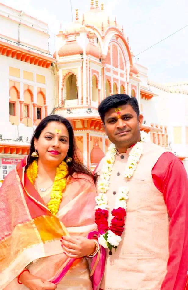 कर्ता करे ना कर सके, गुरु करे सब होय।
सात द्वीप नौ खंड में, गुरु से बड़ा ना कोय।।

#गुरु_पूर्णिमा के पावन #पर्व की हार्दिक #बधाई और अनंत #शुभकामनाएं💐🙏