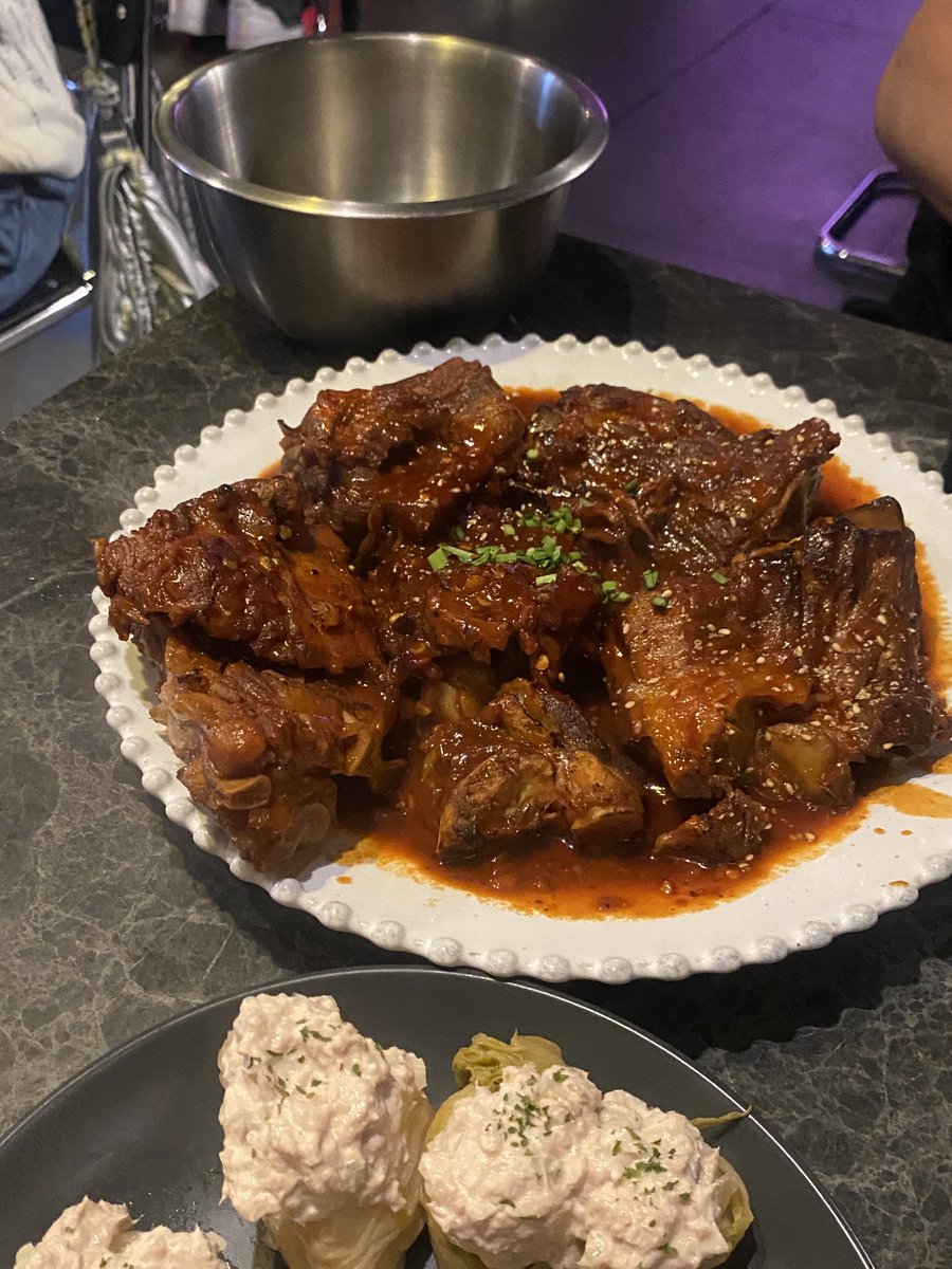 bbisakk's tweet photo. 📍서면 전포 오때
뼈구이가 유명한 술집! 
제가 매운 걸 좋아해서 그런가 여기 뼈구이는 하나도 안 매웟어요
맵찔이라면 좋을 듯! 
파스타도 유명한 걸로 알아요
묵참말이? 저걸 뼈구이 양념에 찍어먹으면 맛잇어요 https://t.co/ke1juTJUBQ