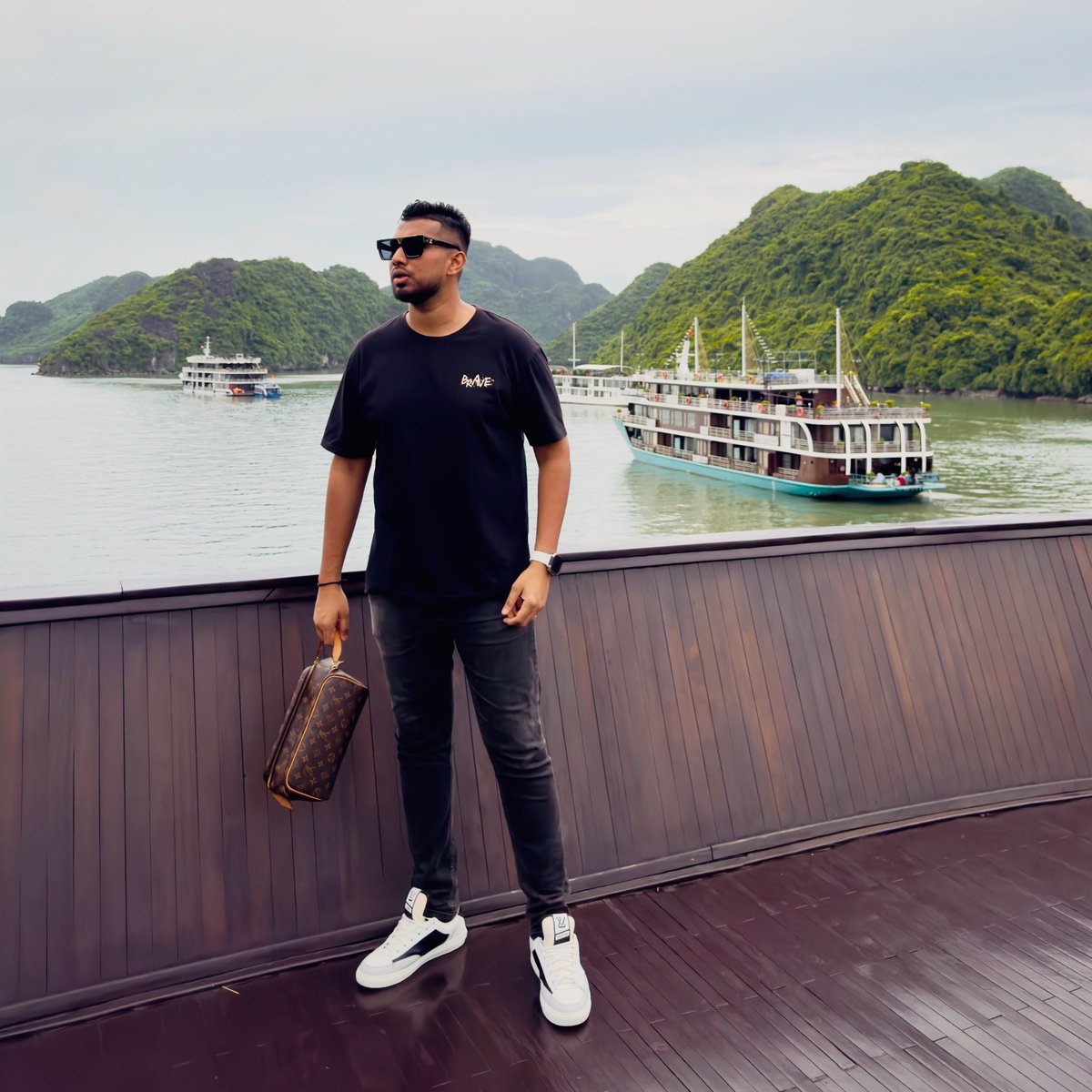 VimalanRamaling's tweet photo. Every great story starts with a leap of faith. Be brave, chase your dreams, and create your own adventure. 😎🫵🏼 

#halongbay #vietnam #togetherwerise #brave https://t.co/HLw0M6FfKC