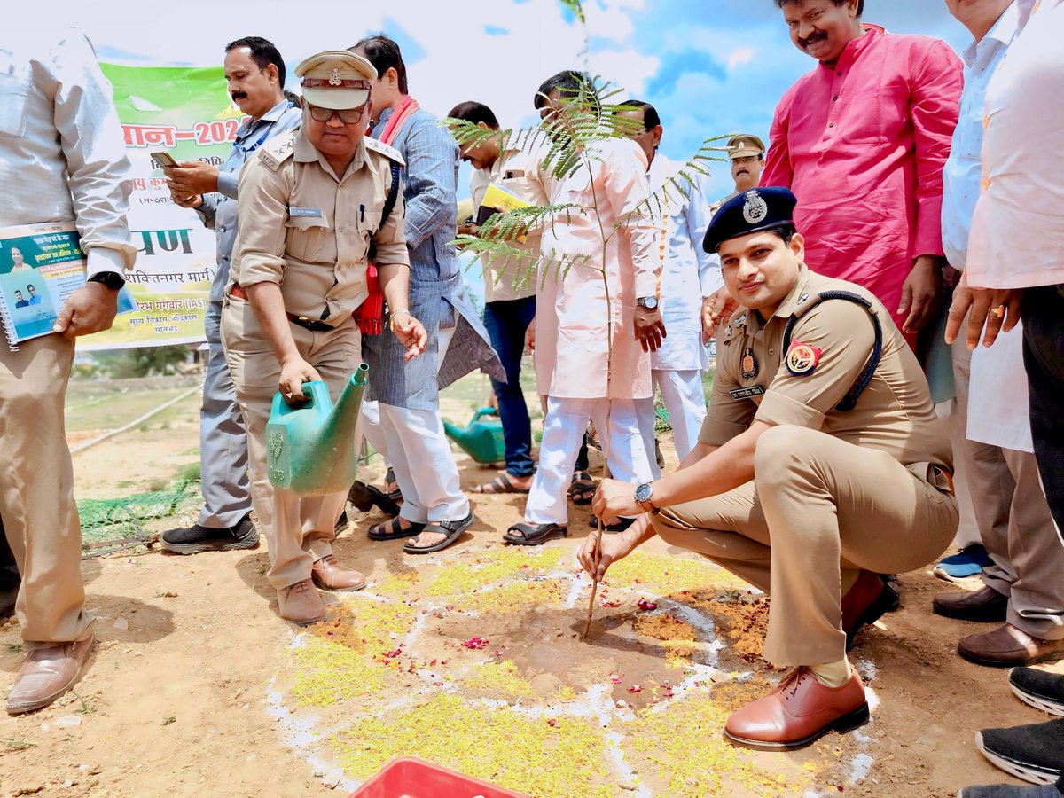 Dr. Yashveer Singh IPS (@dryashveerips) on Twitter photo चरित्र एक वृक्ष है और सम्मान एक छाया, हम हमेशा छाया की सोचते हैं, लेकिन छाया तो तब मिलेगी जब वृक्ष अच्छा हो..!!
वृक्ष हमें बहुत कुछ देते भी हैं और सिखाते भी हैं….वृक्ष लगाओ जीवन बचाओ..!!
IPS Yashveer Singh चरित्र एक वृक्ष है और सम्मान एक छाया, हम हमेशा छाया की सोचते हैं, लेकिन छाया तो तब मिलेगी जब वृक्ष अच्छा हो..!!
वृक्ष हमें बहुत कुछ देते भी हैं और सिखाते भी हैं….वृक्ष लगाओ जीवन बचाओ..!!
IPS Yashveer Singh