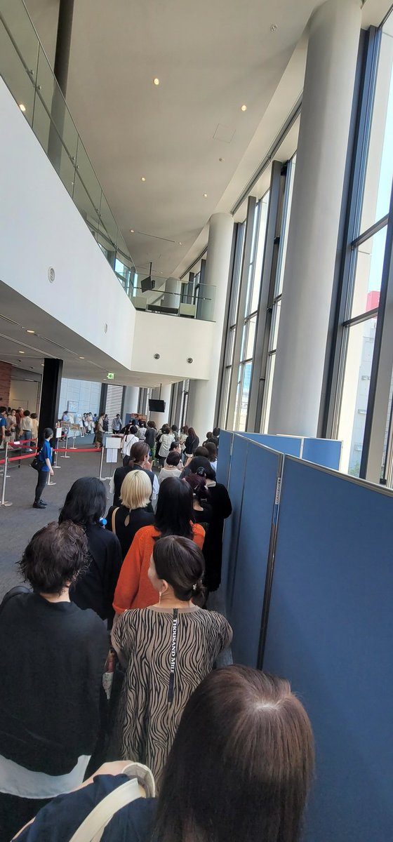 物販すごい並んでる。お姉さま方の中ですごい浮いてる気がする笑