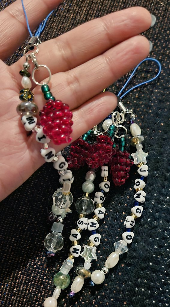 JackaaayePues_'s tweet photo. Putting the finishing touches to the freebies for #ATEEZinLA  unfortunately, I wasn't able to make little chili peppers for all the phone charms, but I'm happy with the results. See you guys tomorrow 🧡👀 https://t.co/9ZEVmZz6Bc