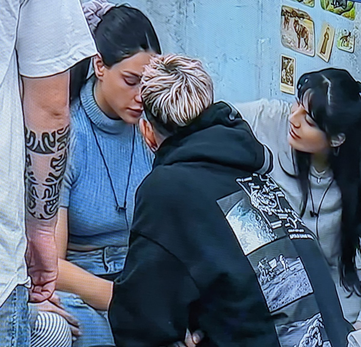 Andyy585's tweet photo. Mitzi está llorando por Huaiquipan 
:(
#GranHermanoChile
#GranhermanoCHV https://t.co/aKTRMV9iFR