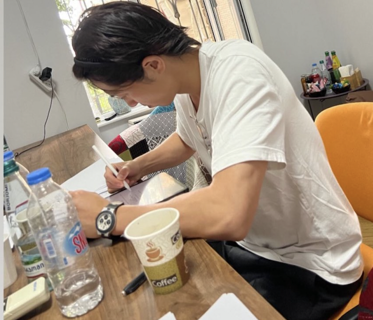 tabimarusho's tweet photo. ちなみに山Pの前に置かれている水はSNOとBorjomiというジョージアの天然水。SNOは軟水でBorjomiはミネラルを多く含む炭酸水。背中側にある紫と黄色のやつは果汁入り炭酸水のリモナティ。そんなわけで俺は今日SNOとBorjomiとリモナティを飲む。 https://t.co/tnozeNzIQS