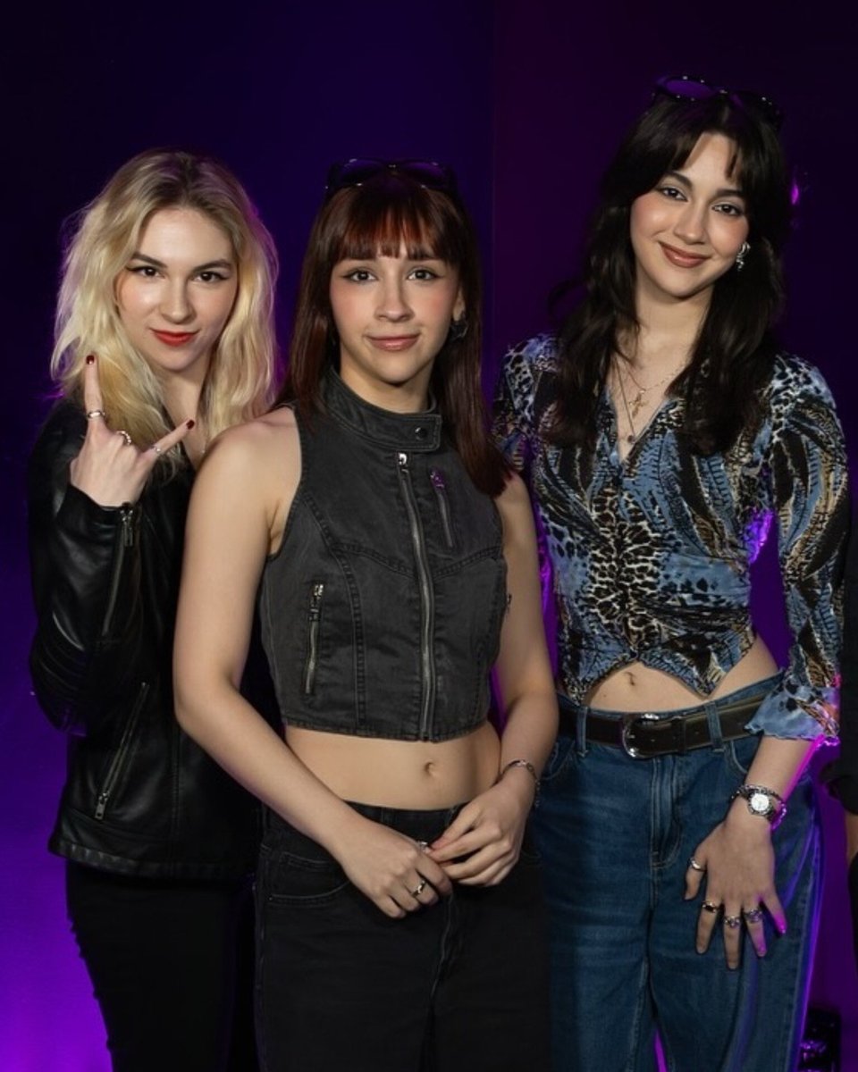 FotoKayelless's tweet photo. My favorite drummer of all time is Paulina Villarreal of the power trio rock band of sisters from #Mexico @TheWarningBand2 #feamledrummers #allfemalerockband #greatmusic #rockmusic #greatdrummers #singersongwritermusician #QueensOfRock https://t.co/KhciFtVEVK