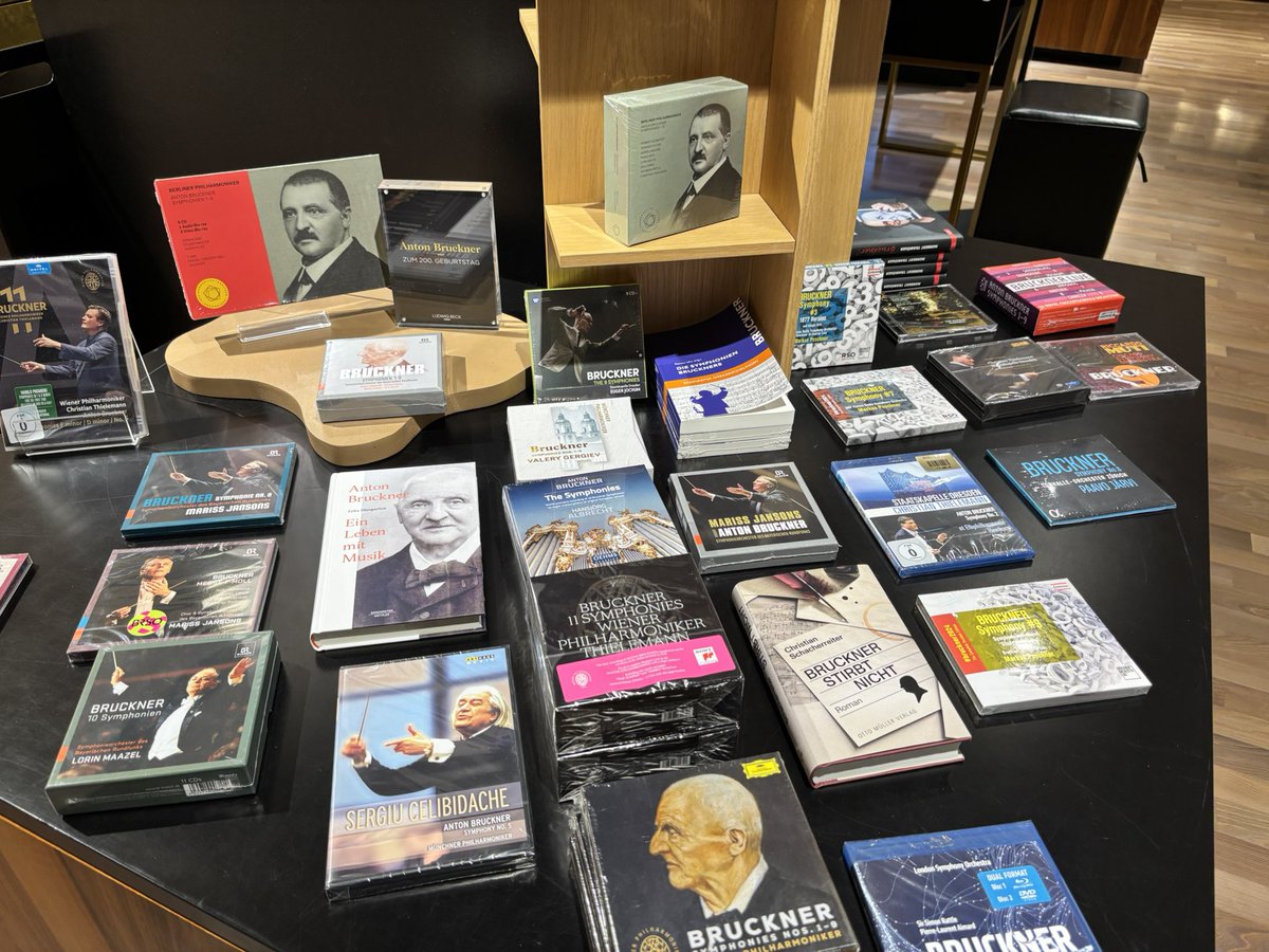 pablolrguez's tweet photo. Resulta increíble encontrar en la actualidad unos grandes almacenes con una planta dedicada a discos de música clásica con un nutrido fondo, temas de actualidad, expositores temáticos, etc. ➡️ #LudwigBeck, en Múnich (Marienplatz, 11) ⤵️ https://t.co/lGdbvq6laA
