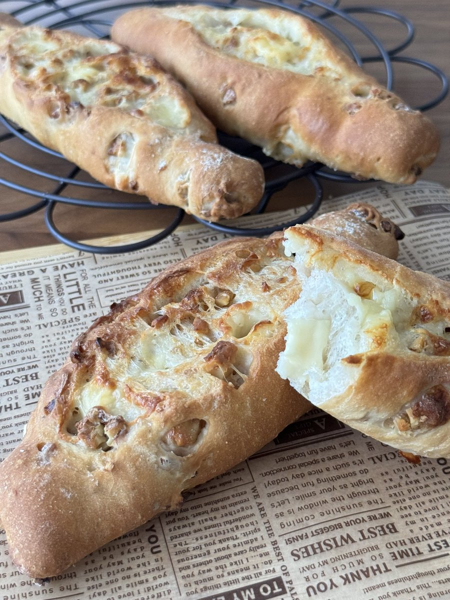 酒種酵母のマフィン、酒種酵母入りのカマンベールノア
酒種酵母を入れての試作2日目
大好きなカマンベールノア、ひとくち味見のつもりが、1個完食でした😆
カリッとモチッと❣️
やめられないおいしさでした✨
#パン焼けたよ
#オンラインパン教室