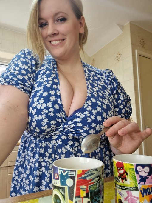 Good Morning! I feel like I look like a MILF here.... Cuppa anyone? https://t.co/FMJqp6KhT9<a href="/tag/mvsales"class="tags"><span>#mvsales</span></a>