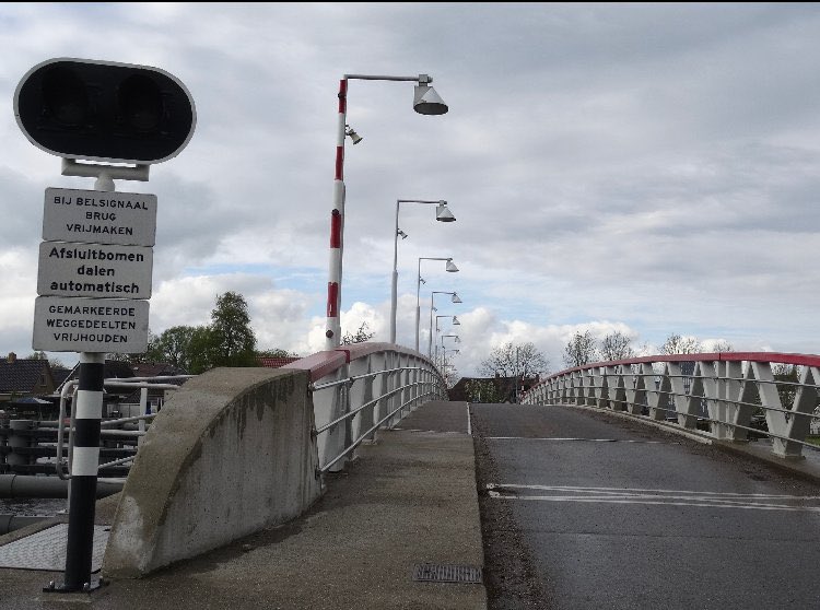 RWS_NN's tweet photo. Door een storing is brug #Stroobos momenteel gestremd voor zowel weg- als scheepvaartverkeer. De oorzaak wordt onderzocht. Omrijden kan via Eibersburen #HLD https://t.co/boZE5iesWs