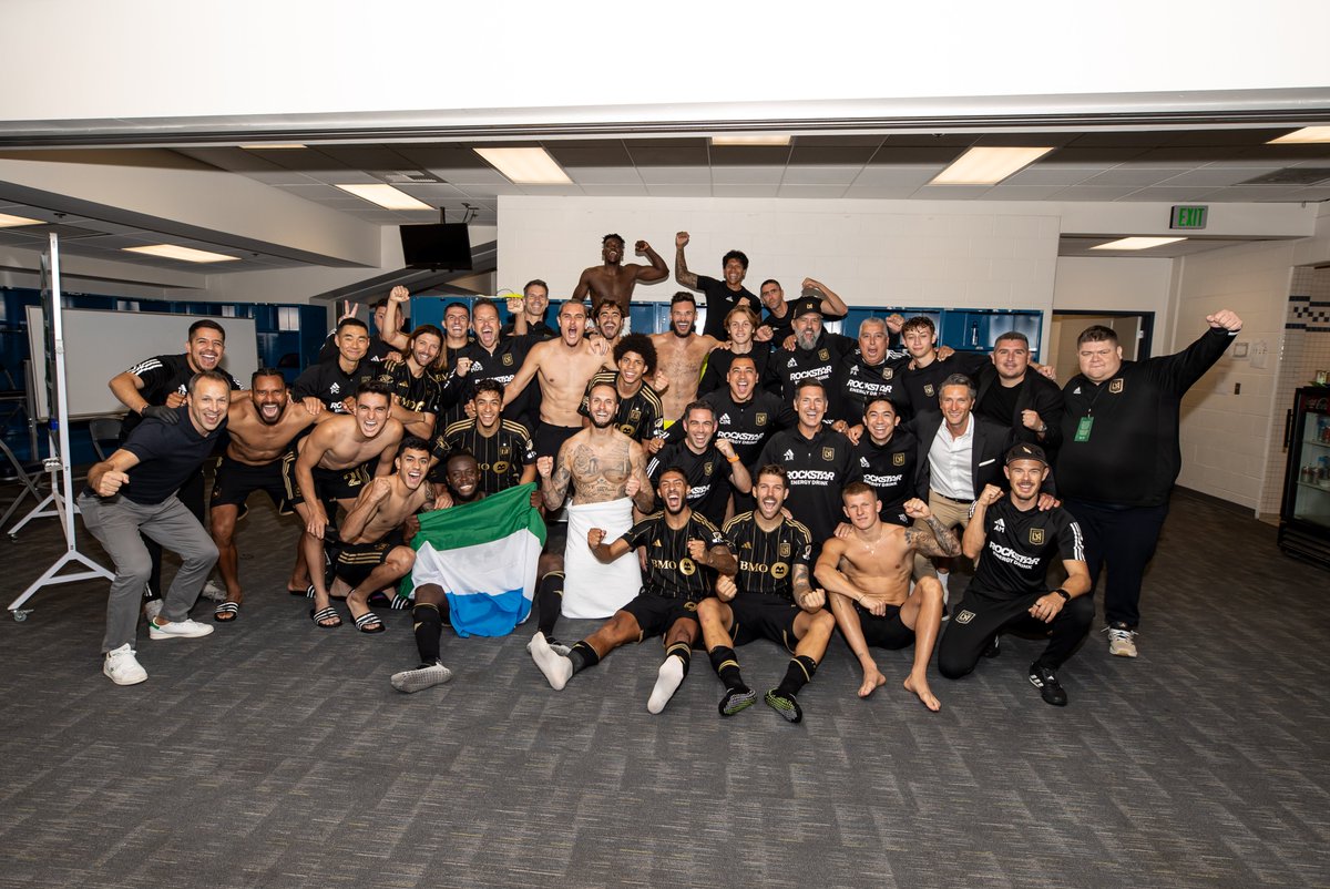 LAFC's tweet photo. Goodnight, Los Angeles 🖤💛 https://t.co/JAsqHUImxv