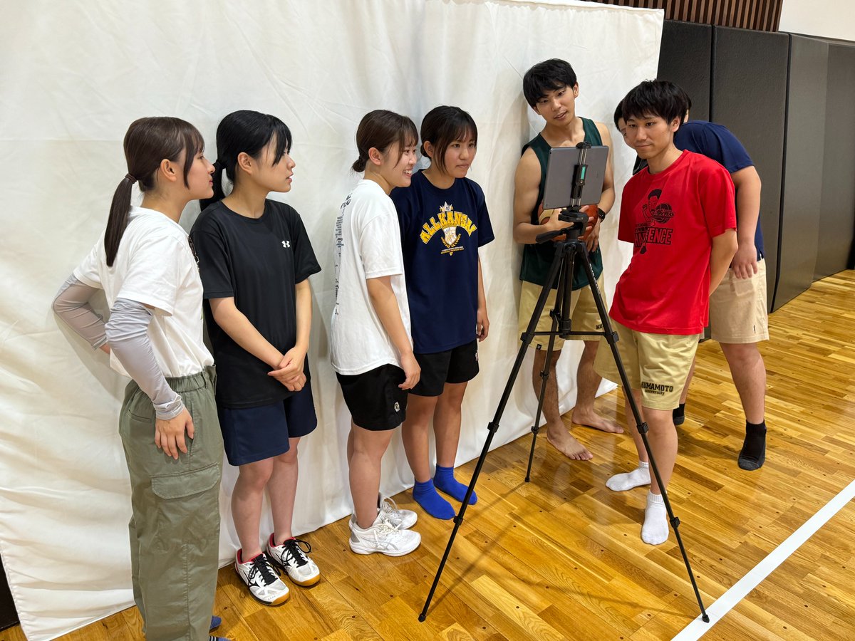 suenagazemi's tweet photo. 来るべきチーム練習に備え、練習をサポートする学生たちはチームに分かれて機器操作の練習をしています。シュートやパスのフォーム等の解析には #Splyza_Motion を活用していくこととしています。
＃VOLTERS_GX
#熊本大学
#熊本ヴォルターズ https://t.co/eoVytkSwsP