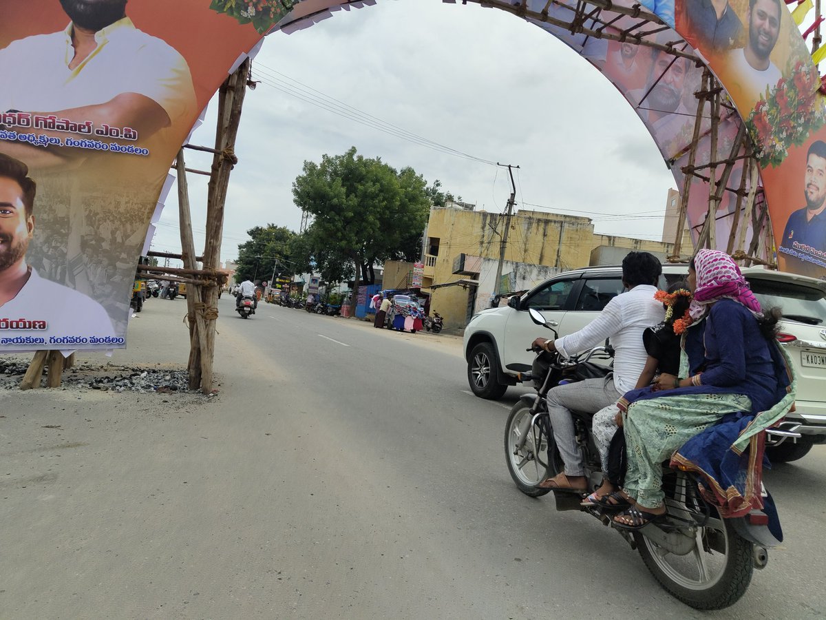 venkitweeets's tweet photo. అమరన్న ఇది మీ పుట్టినరోజుకి @palamner MPL Rd లో అభిమానులు పెట్టింది, 80 ft రోడ్డులో 50 ft మిగిలింది, దీనివల్ల పెద్ద వాహనాలు వచ్చినప్పుడు పబ్లిక్ కి ఇబ్బండిగా ఉంది. ఒక వారం సరిపోదా అన్నా ఇది ఇక్కడ? దీనివల్ల ఎవరికినా ప్రమాదాలు జరిగితే ఎవరికి చెడ్డ పేరు?@NAmaranathReddy https://t.co/jp2VoBtv9P