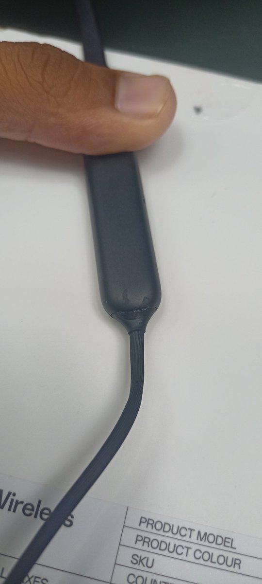 Rahulrt777's tweet photo. Flipcart is making fool to people by selling defective products to the customer on so called GOAT sell. Received an used product, called customer support but they said you have to visit service center for this issue just after receiving a product.@Flipkart https://t.co/9IZETXBgF0