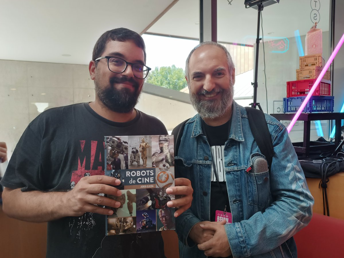 JordiOjeda's tweet photo. La última dedicatoria del libro #RobotsDeCine ha sido para @DavidCantoG , periodista del programa @pantallacat , en @RadioIgualada 
Una gran semana en el Festival de @CinemaOriental 
Y gracias a Ramon por su labor en la librería @kritik_vic
#FesNits2024 https://t.co/hR1GKMgcrR