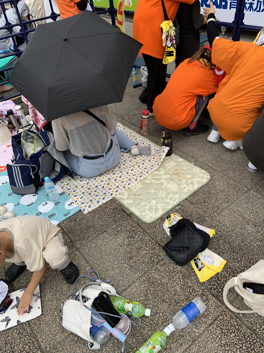 pastaojisan's tweet photo. 青森アスパム裏でのフェス
太陽のおとvol1

オレンジレンジファンが敷物敷いて鎮座www

これになんも言わねー運営もどうかしてるぜ

フェス見たことも行ったこともねーんか

部落の村祭りだもんしょうがねぇわな

#太陽のおと https://t.co/zQHDT2Zp1c